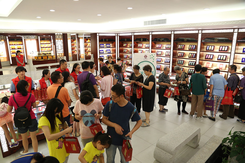 悠悠藥草香 款款眾人來——走進(jìn)百年李良濟(jì)2016夏季養(yǎng)生文化節(jié)(圖3) 悠悠藥草香 款款眾人來——走進(jìn)百年李良濟(jì)2016夏季養(yǎng)生文化節(jié)(圖3)