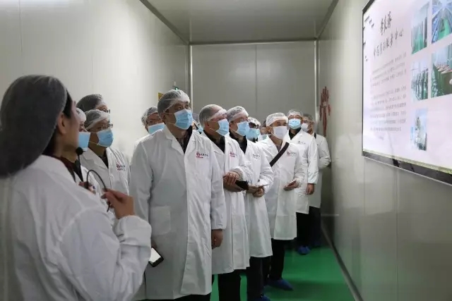 江蘇省中醫(yī)藥學(xué)會(huì)百余位專家老師參觀訪問李良濟(jì)(圖2) 江蘇省中醫(yī)藥學(xué)會(huì)百余位專家老師參觀訪問李良濟(jì)(圖2)