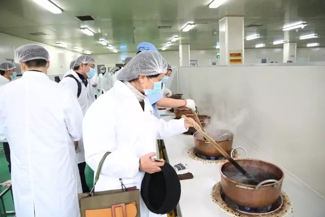 江蘇省中醫(yī)藥學(xué)會(huì)百余位專家老師參觀訪問李良濟(jì)(圖6) 江蘇省中醫(yī)藥學(xué)會(huì)百余位專家老師參觀訪問李良濟(jì)(圖6)